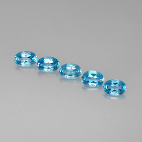 カラットの天然スイスブルートパーズ（7.1×5 mm・オーバルカット）