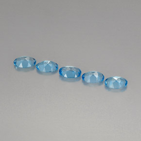 カラットの天然スイスブルートパーズ（7×5.1 mm・オーバルカット）