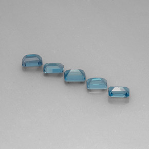 カラットの天然ロンドンブルートパーズ（5.9×4 mm・エメラルドカット）