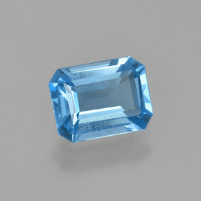 1.56カラットの天然スイスブルートパーズ（7.9×6 mm・エメラルドカット）
