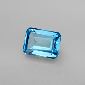 2.25カラットの天然スイスブルートパーズ（8.1×6 mm・エメラルドカット）