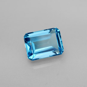 2.25カラットの天然スイスブルートパーズ（8.1×6 mm・エメラルドカット）