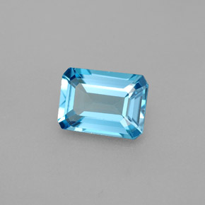 1.73カラットの天然スイスブルートパーズ（8.1×6 mm・エメラルドカット）
