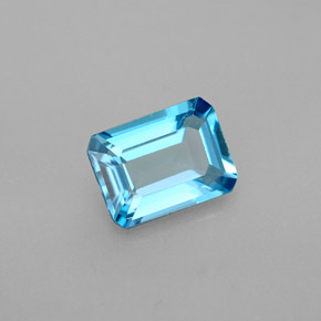 1.73カラットの天然スイスブルートパーズ（8.1×6 mm・エメラルドカット）