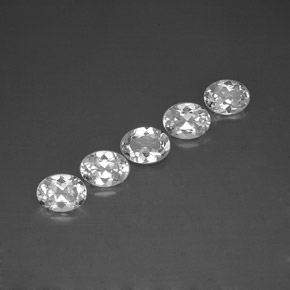 カラットの天然ホワイトトパーズ（8.1×6.1 mm・オーバルカット）