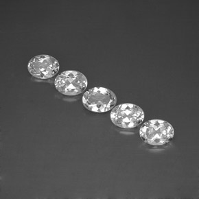 カラットの天然ホワイトトパーズ（8.1×6.1 mm・オーバルカット）