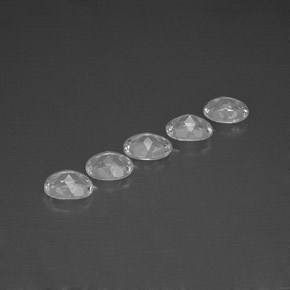 カラットの天然ホワイトトパーズ（8.1×6.1 mm・オーバルカット）