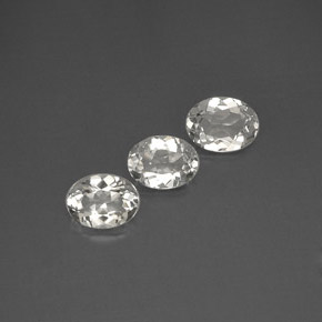 カラットの天然ホワイトトパーズ（8.1×6.2 mm・オーバルカット）