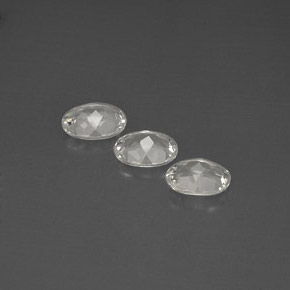 カラットの天然ホワイトトパーズ（8.1×6.2 mm・オーバルカット）