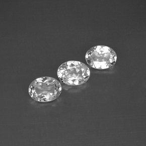 カラットの天然ホワイトトパーズ（8.3×6.3 mm・オーバルカット）