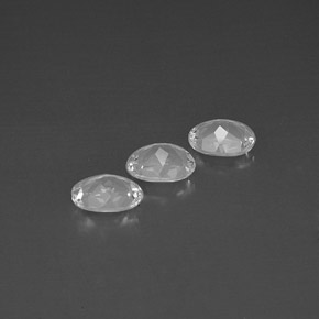 カラットの天然ホワイトトパーズ（8.3×6.3 mm・オーバルカット）