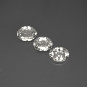 カラットの天然ホワイトトパーズ（8.3×6.3 mm・オーバルカット）