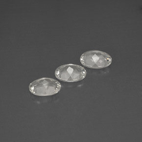 カラットの天然ホワイトトパーズ（8.3×6.3 mm・オーバルカット）