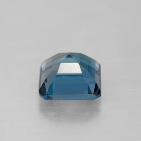 3.26カラットの天然ロンドンブルートパーズ（8×8 mm・エメラルドカット）