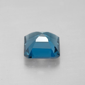 2.83カラットの天然ロンドンブルートパーズ（8×7.9 mm・エメラルドカット）