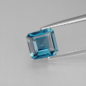 1.45カラットの天然ロンドンブルートパーズ（6.7×6.6 mm・エメラルドカット）