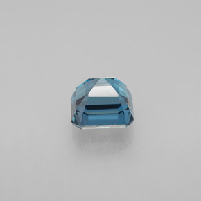 1.85カラットの天然ロンドンブルートパーズ（6.5×6 mm・エメラルドカット）