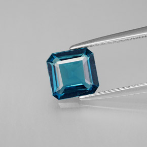 1.43カラットの天然ロンドンブルートパーズ（7×6.8 mm・エメラルドカット）