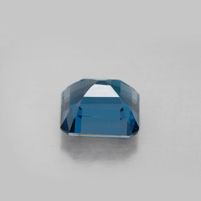 2.96カラットの天然ロンドンブルートパーズ（8.1×7.4 mm・エメラルドカット）