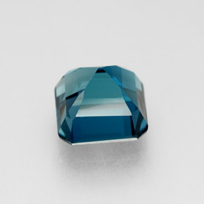 2.38カラットの天然ロンドンブルートパーズ（7×6.8 mm・エメラルドカット）