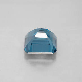 2.42カラットの天然ロンドンブルートパーズ（7.3×7.3 mm・エメラルドカット）