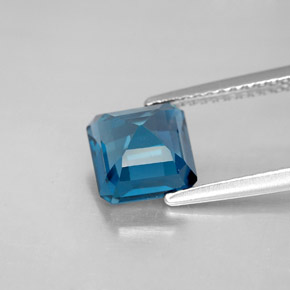 2.32カラットの天然ロンドンブルートパーズ（7.1×7.1 mm・エメラルドカット）