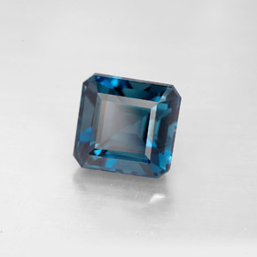 2.63カラットの天然ロンドンブルートパーズ（7.3×7 mm・エメラルドカット）