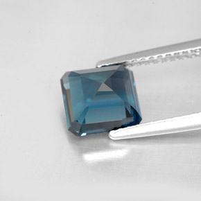 2.63カラットの天然ロンドンブルートパーズ（7.3×7 mm・エメラルドカット）