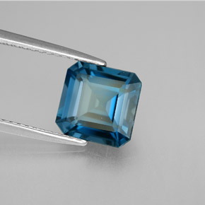 2.80カラットの天然ロンドンブルートパーズ（8.3×8.1 mm・エメラルドカット）
