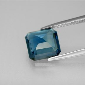 2.80カラットの天然ロンドンブルートパーズ（8.3×8.1 mm・エメラルドカット）