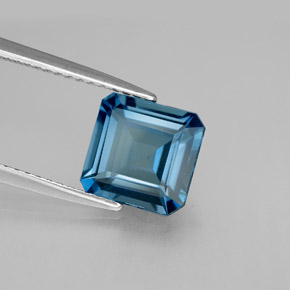 2.58カラットの天然ロンドンブルートパーズ（8.2×8 mm・エメラルドカット）