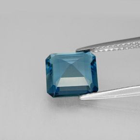 2.58カラットの天然ロンドンブルートパーズ（8.2×8 mm・エメラルドカット）