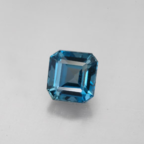 2.15カラットの天然ロンドンブルートパーズ（6.8×6.5 mm・エメラルドカット）