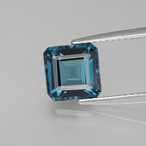 2.46カラットの天然ロンドンブルートパーズ（7.4×7.4 mm・エメラルドカット）