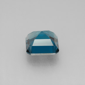 2.46カラットの天然ロンドンブルートパーズ（7.4×7.4 mm・エメラルドカット）