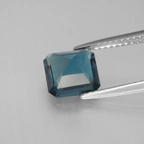 2.10カラットの天然ロンドンブルートパーズ（7.3×7.3 mm・エメラルドカット）