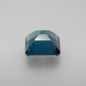 2.95カラットの天然ロンドンブルートパーズ（7.9×7.8 mm・エメラルドカット）
