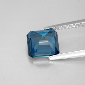2.31カラットの天然ロンドンブルートパーズ（7.3×7.3 mm・エメラルドカット）