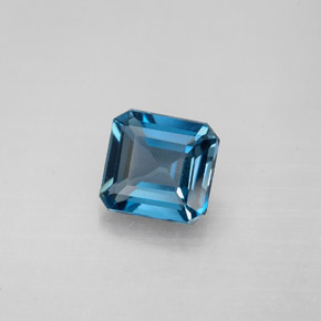 1.60カラットの天然ロンドンブルートパーズ（7×6.6 mm・エメラルドカット）