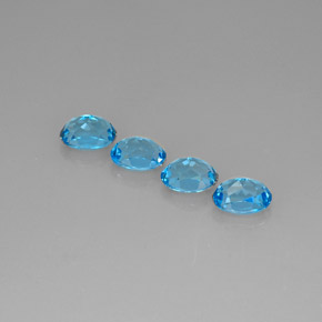 カラットの天然スイスブルートパーズ（7.8×6.1 mm・オーバルカット）