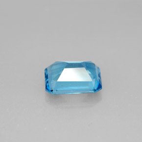 1.92カラットの天然スイスブルートパーズ（8.1×6.1 mm・エメラルドカット）