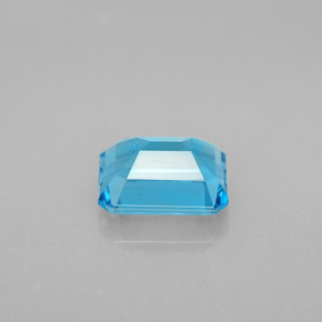 2.15カラットの天然スイスブルートパーズ（8.2×6.2 mm・エメラルドカット）