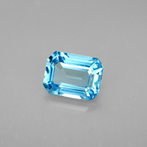 1.92カラットの天然スイスブルートパーズ（8.1×6.1 mm・エメラルドカット）