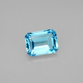1.99カラットの天然スイスブルートパーズ（8.2×6.1 mm・エメラルドカット）