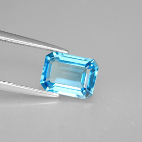 1.80カラットの天然スイスブルートパーズ（8×6 mm・エメラルドカット）