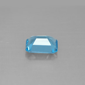 1.74カラットの天然スイスブルートパーズ（8×6.1 mm・エメラルドカット）