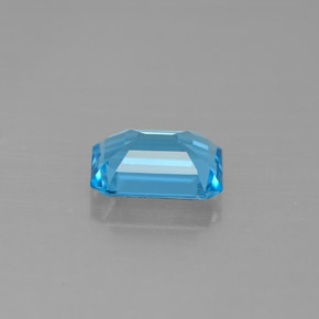 1.85カラットの天然スイスブルートパーズ（8.2×6.2 mm・エメラルドカット）