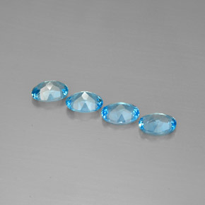 カラットの天然スイスブルートパーズ（8×6 mm・オーバルカット）