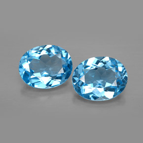 カラットの天然スイスブルートパーズ（10.1×8.2 mm・オーバルカット）