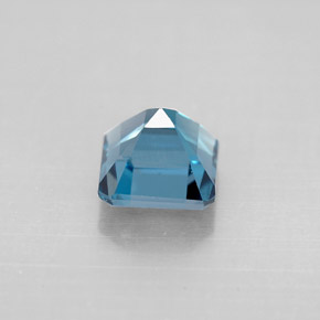 1.52カラットの天然スイスブルートパーズ（6.1×6 mm・エメラルドカット）